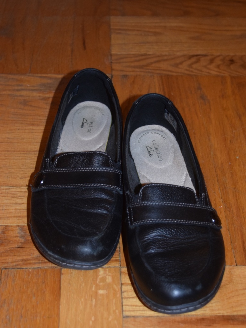 Women Clarks black pebble grain loafers, size 8